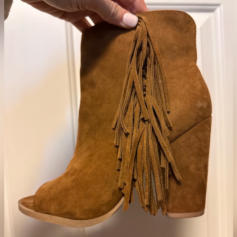 Women’s chunky heel, open toe booties with fringe. Size 6.5
